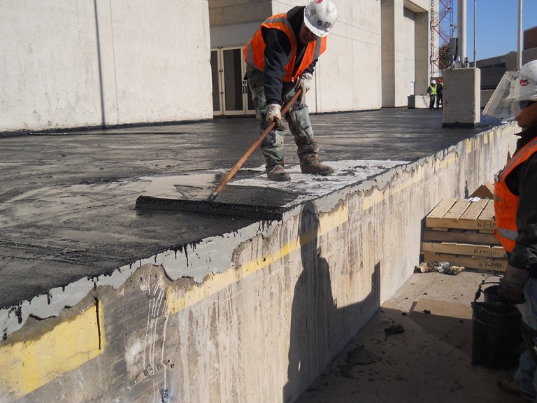 Гидроизоляция бетонных поверхностей. Обмазочная гидроизоляция фундаментной плиты. Гидроизоляция фундамента обмазочная технология нанесения. Гидрозащита для бетона. Гидроизоляционная защита для бетона.